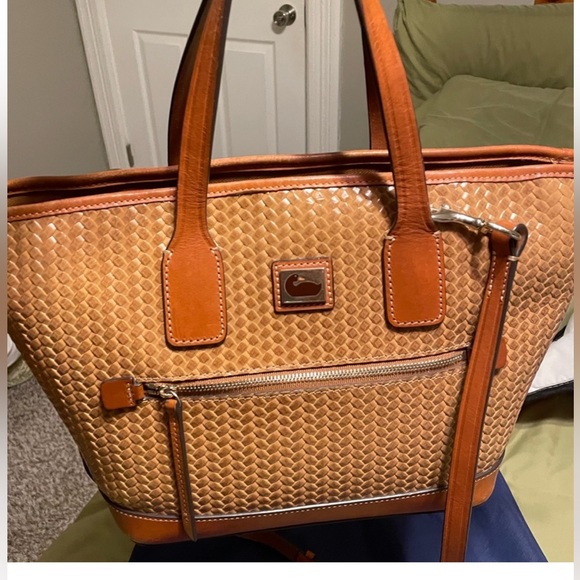 👜Dooney & Burke with wallet, comes with dust bag. Preloved excellent condition. - Picture 2 of 7